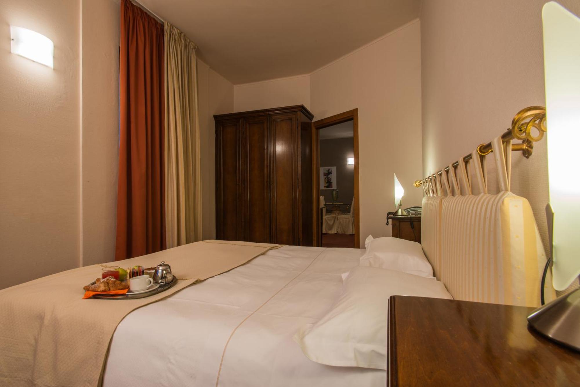 Hotel Lux Alessandria Exterior foto