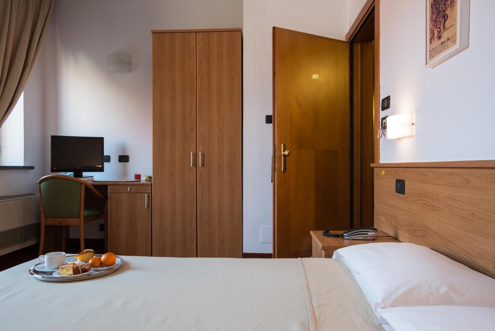 Hotel Lux Alessandria Quarto foto