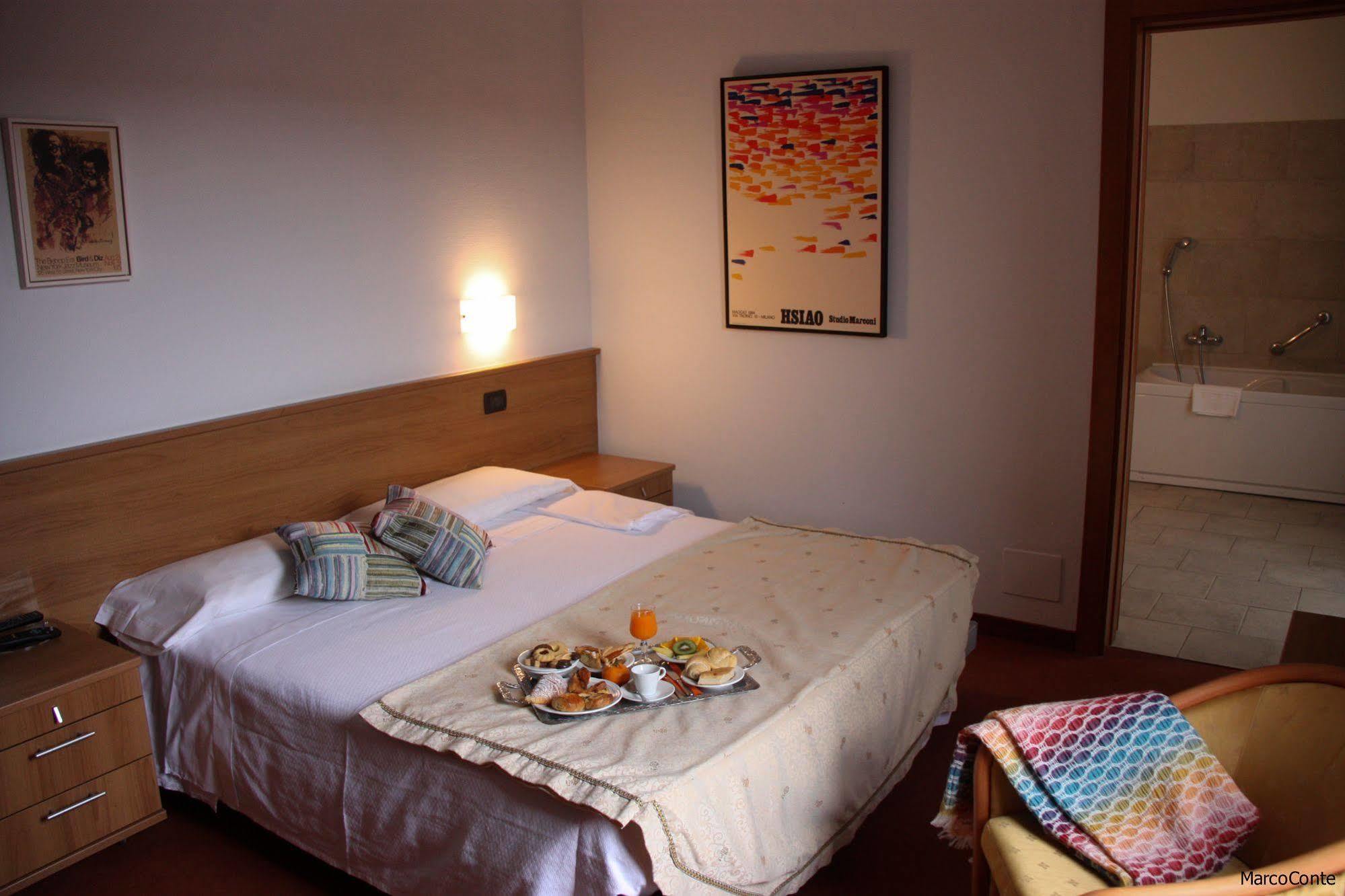 Hotel Lux Alessandria Exterior foto